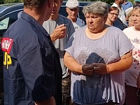 Олег Сурков общается с жителями в Подпольном по поводу ремонта дороги